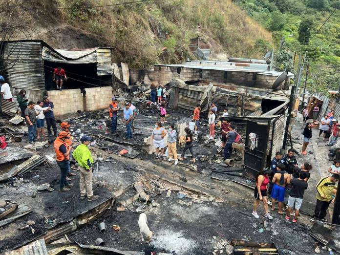 Familias del asentamiento Nuevo Amanecer, ubicado en Guajitos, zona 21, resultaron afectadas tras incendio ocurrido el martes 13 de enero. Foto: Alcaldía Auxiliar Zona 21