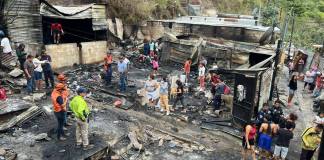 Familias del asentamiento Nuevo Amanecer, ubicado en Guajitos, zona 21, resultaron afectadas tras incendio ocurrido el martes 13 de enero. Foto: Alcaldía Auxiliar Zona 21