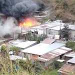 Un incendio se registra la tarde de este martes 13 de enero en la 6 avenida y 5 calle de la colonia Guajitos, zona 21.