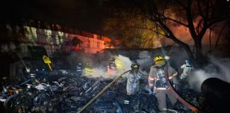 Socorristas apagan las llamas en el predio de motocicletas en Antigua Guatemala. Foto: Bomberos Voluntarios.