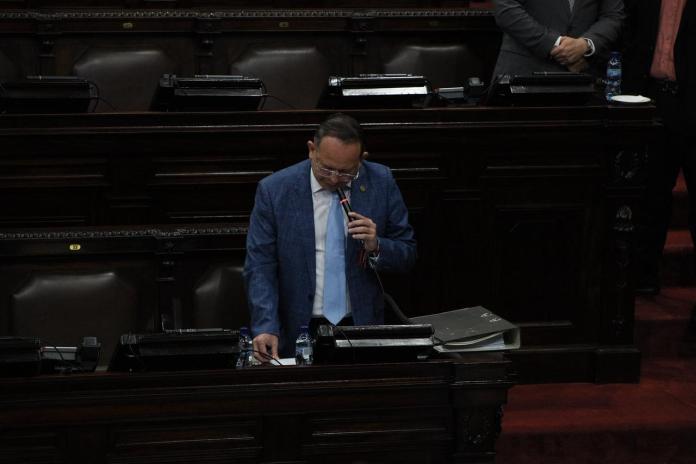 El ministro de Desarrollo Social, Abelardo Pinto, responde a la diputada Teresita De León. Foto: La Hora / Daniel Ramírez