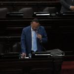 El ministro de Desarrollo Social, Abelardo Pinto, responde a la diputada Teresita De León. Foto: La Hora / Daniel Ramírez