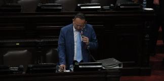 El ministro de Desarrollo Social, Abelardo Pinto, responde a la diputada Teresita De León. Foto: La Hora / Daniel Ramírez