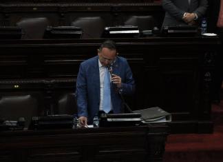 El ministro de Desarrollo Social, Abelardo Pinto, responde a la diputada Teresita De León. Foto: La Hora / Daniel Ramírez