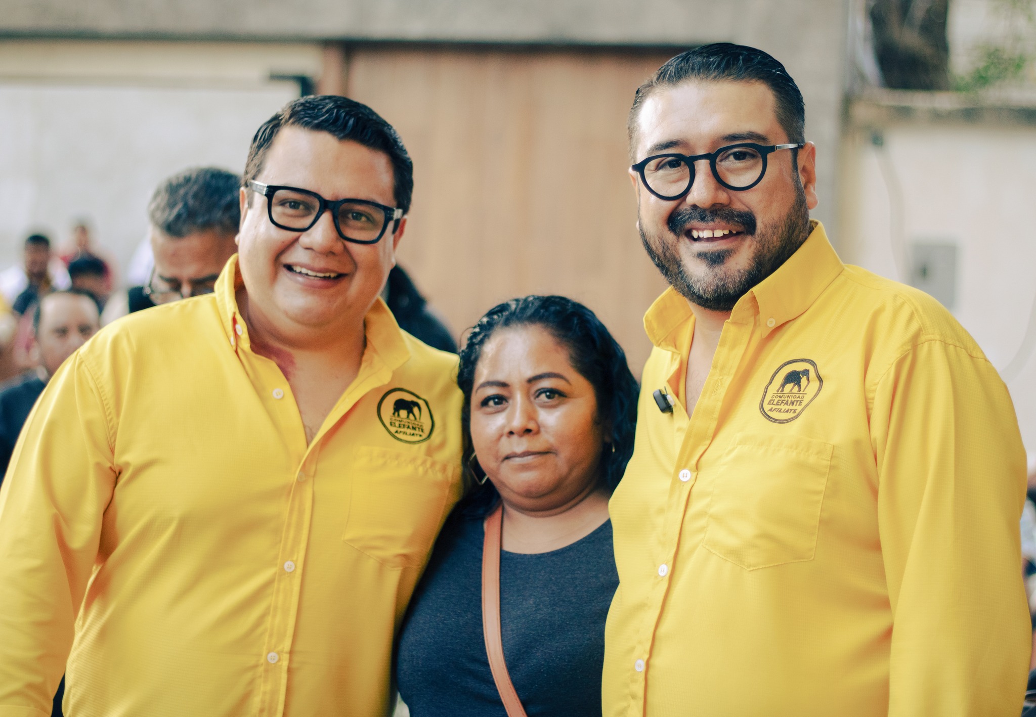 El exalcalde Javier Gramajo (a la derecha) y su hermano Jorge Luis Gramajo, junto con una vecina de Villa Nueva, en una actividad de la Comunidad Elefante.