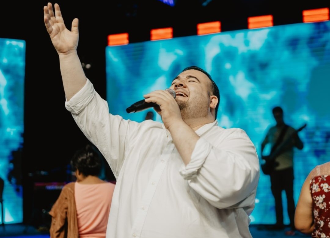 Según el diputado Julio Portillo, varias de las denuncias en su contra son por la popularidad que ha ganado como cantante de música religiosa. Foto: La Hora/Facebook Poeta del Cielo