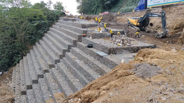 De acuerdo con el CIV, los trabajos de reconstrucción en el kilómetro 194 de la ruta Cita Zarco avanza en un 80 por ciento. Foto La Hora: CIV