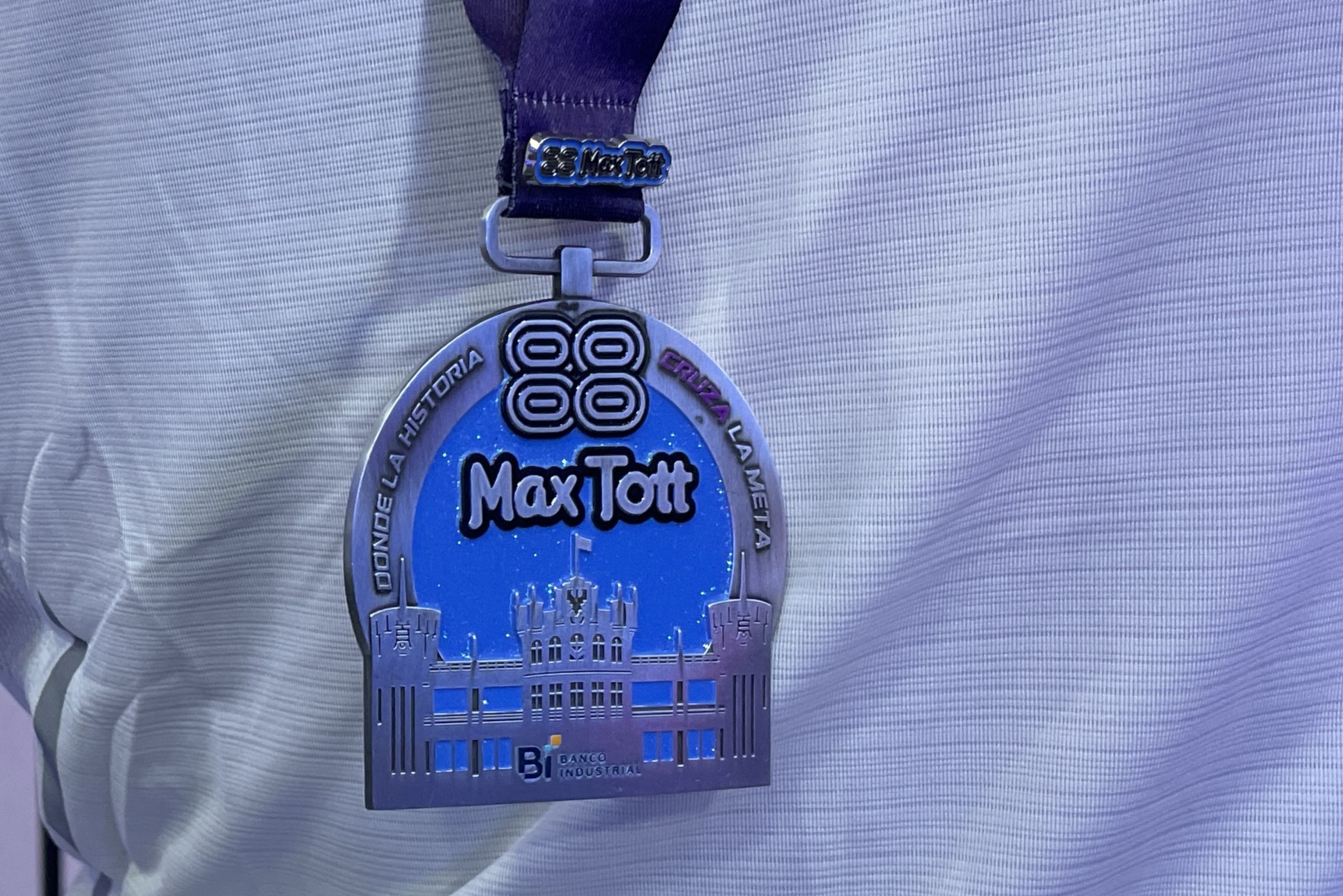 Medalla a entregar a los participantes de Media Maratón Max Tott 2026. Foto: La Hora/ José Orozco.