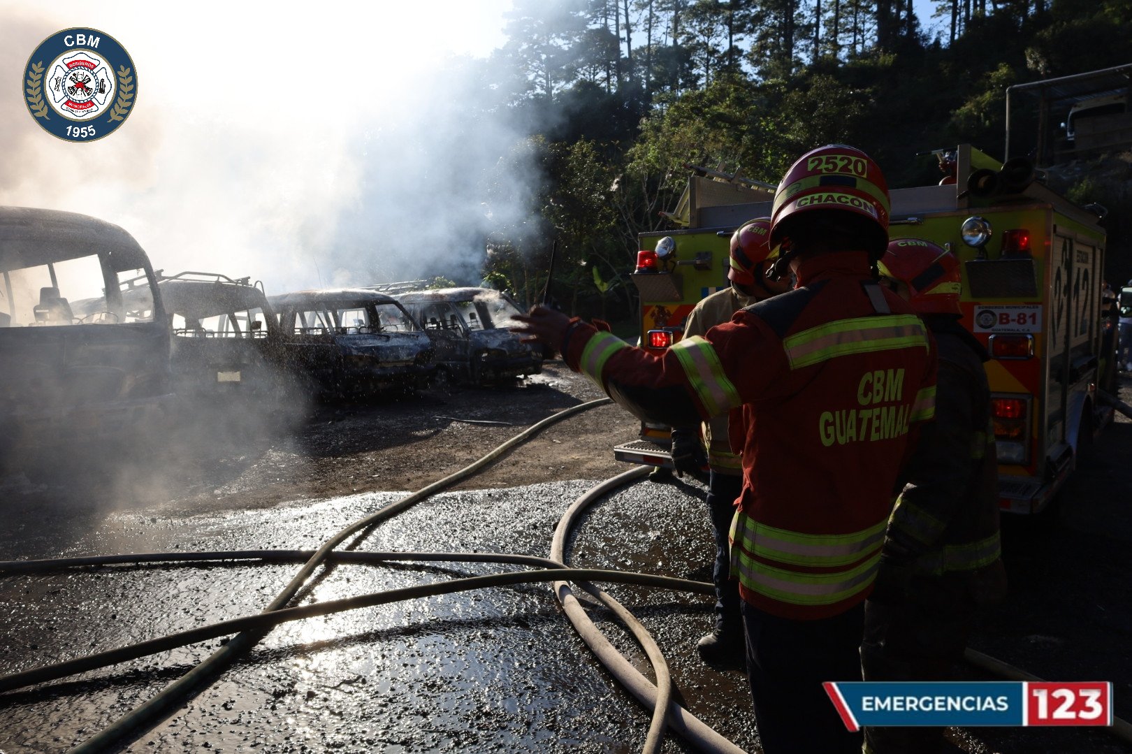 Tres microbuses fueron afectados por el incendio. Foto: La Hora/Bomberos Municipales