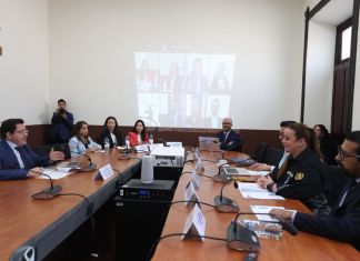 La ministra de Educación, Anabella Giracca, comenta por las negociaciones del pacto colectivo con el STEG. Foto: Congreso de la República