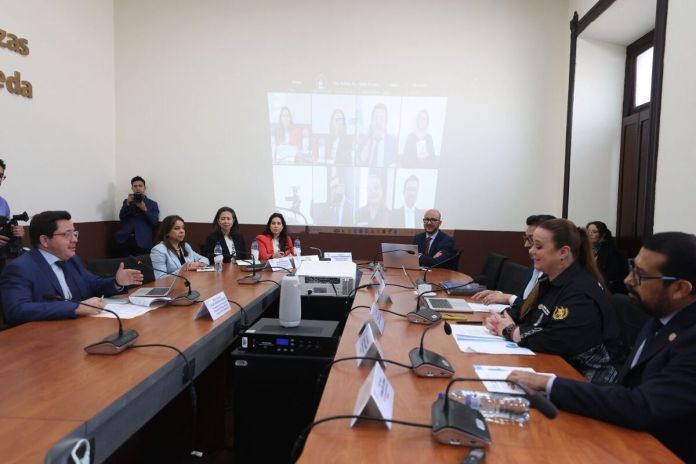 ministraeducacion La ministra de Educación, Anabella Giracca, comenta por las negociaciones del pacto colectivo con el STEG. Foto: Congreso de la República