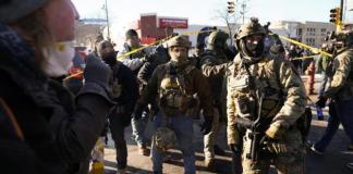 Manifestantes se congregan después de que agentes del ICE dispararan varias veces a una persona mientras intentaban detenerla en Minneapolis, Minnesota, EE. UU., el 24 de enero de 2026. Las autoridades estatales y locales informaron que un hombre murió a tiros a manos de agentes federales. EFE/EPA/CRAIG LASSIG