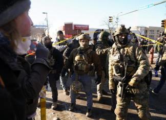 Manifestantes se congregan después de que agentes del ICE dispararan varias veces a una persona mientras intentaban detenerla en Minneapolis, Minnesota, EE. UU., el 24 de enero de 2026. Las autoridades estatales y locales informaron que un hombre murió a tiros a manos de agentes federales. EFE/EPA/CRAIG LASSIG