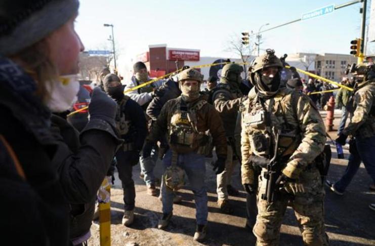 Manifestantes se congregan después de que agentes del ICE dispararan varias veces a una persona mientras intentaban detenerla en Minneapolis, Minnesota, EE. UU., el 24 de enero de 2026. Las autoridades estatales y locales informaron que un hombre murió a tiros a manos de agentes federales. EFE/EPA/CRAIG LASSIG