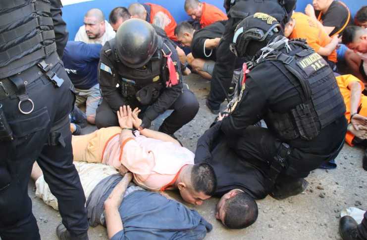 Fuerzas Especiales de la PNC neutralizan a pandilleros en los motines en cárceles. Foto: Ministerio de Gobernación