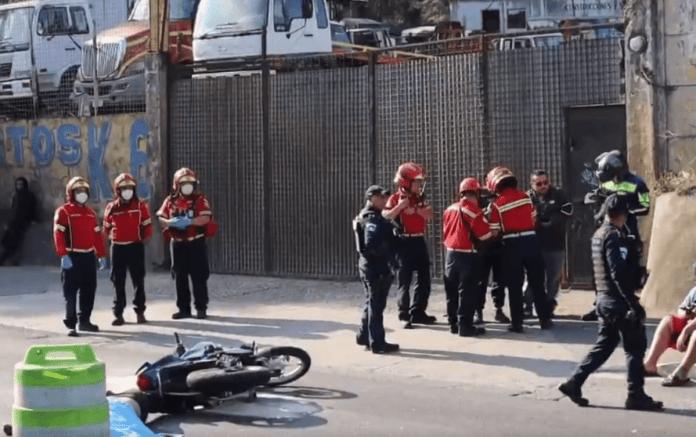 Adolescente de 17 años falleció tras sufrir una caída en moto en el Km. 6, zona 18. ​ Foto: Bomberos Municipales