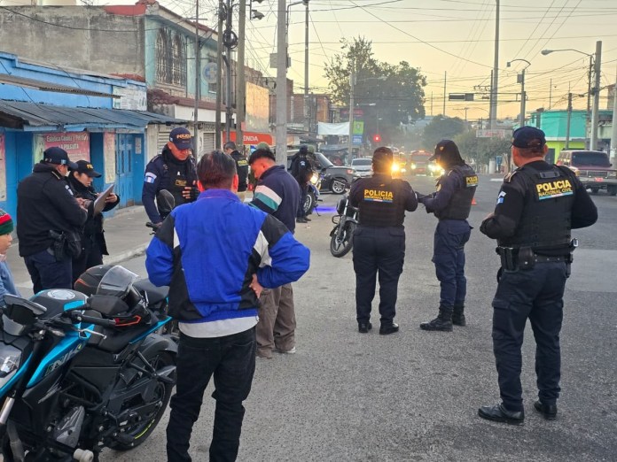 Policías de la comisaría 12 realiza un operativo con el Ejército de Guatemala, en el extremo de buses de la colonia Maya, zona 18 Foto: PNC