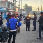 Policías de la comisaría 12 realiza un operativo con el Ejército de Guatemala, en el extremo de buses de la colonia Maya, zona 18 Foto: PNC