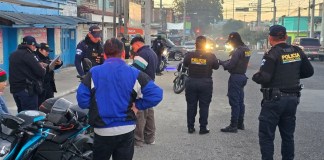 PNC y Ejército desarrollan operativos de seguridad en zona 3 y 18 por estado de sitio Policías de la comisaría 12 realiza un operativo con el Ejército de Guatemala, en el extremo de buses de la colonia Maya, zona 18 Foto: PNC