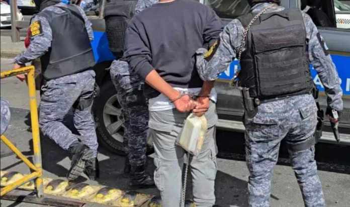 El Juzgado de Turno aplazó la audiencia contra un supuesto pandillero vinculado a los ataques contra PNC por carga laboral. Foto: La Hora