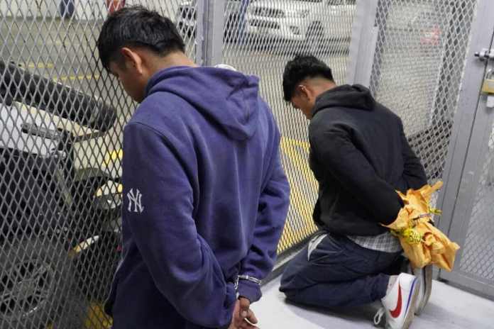 Dos menores capturados en la zona 13 vinculados a los ataques contra la PNC fueron ligados a proceso por intento de asesinato. Foto La Hora: PNC