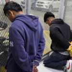 Dos menores capturados en la zona 13 vinculados a los ataques contra la PNC fueron ligados a proceso por intento de asesinato. Foto La Hora: PNC