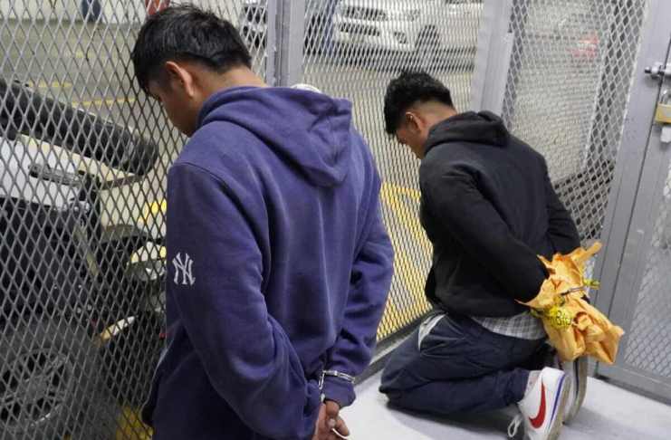 Dos menores capturados en la zona 13 vinculados a los ataques contra la PNC fueron ligados a proceso por intento de asesinato. Foto La Hora: PNC