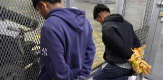 Menores capturados en zona 13 y vinculados a ataques contra PNC quedan ligados por intento de asesinato Dos menores capturados en la zona 13 vinculados a los ataques contra la PNC fueron ligados a proceso por intento de asesinato. Foto La Hora: PNC