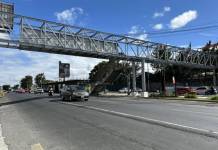 Autoridades completaron la colocación de la pasarela en la estación de Transmetro de la 37 calle y Calzada Aguilar Batres en la madrugada. Foto La Hora: José Orozco