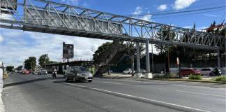 Autoridades completaron la colocación de la pasarela en la estación de Transmetro de la 37 calle y Calzada Aguilar Batres en la madrugada. Foto La Hora: José Orozco