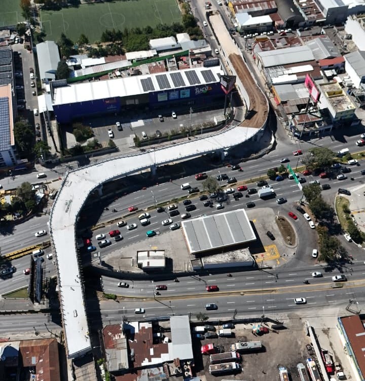 Vista aérea del paso a desnivel que la empresa CEBCO construye en la calzada Roosevelt.