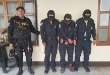Tres hombres fueron capturados por portar uniformes similires a los de la policía.