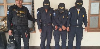 Tres hombres fueron capturados por portar uniformes similires a los de la policía.