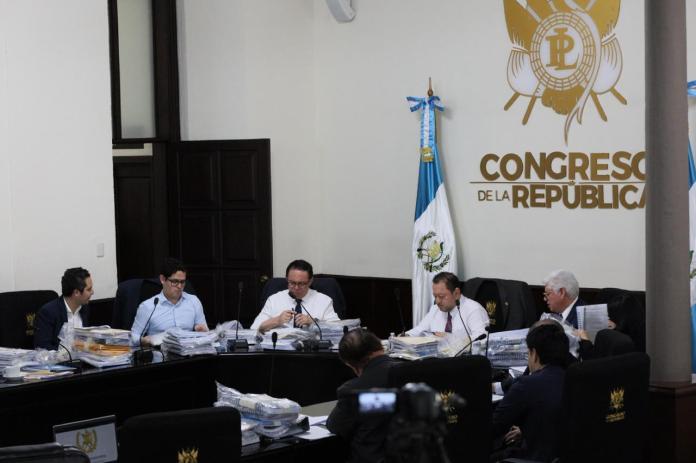 Los postuladores revisan los expedientes de aspirantes a magistrados del TSE. Foto: La Hora / Daniel Ramírez