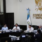 Los postuladores revisan los expedientes de aspirantes a magistrados del TSE. Foto: La Hora / Daniel Ramírez