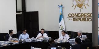 Los postuladores revisan los expedientes de aspirantes a magistrados del TSE. Foto: La Hora / Daniel Ramírez