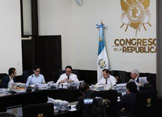 Los postuladores revisan los expedientes de aspirantes a magistrados del TSE. Foto: La Hora / Daniel Ramírez