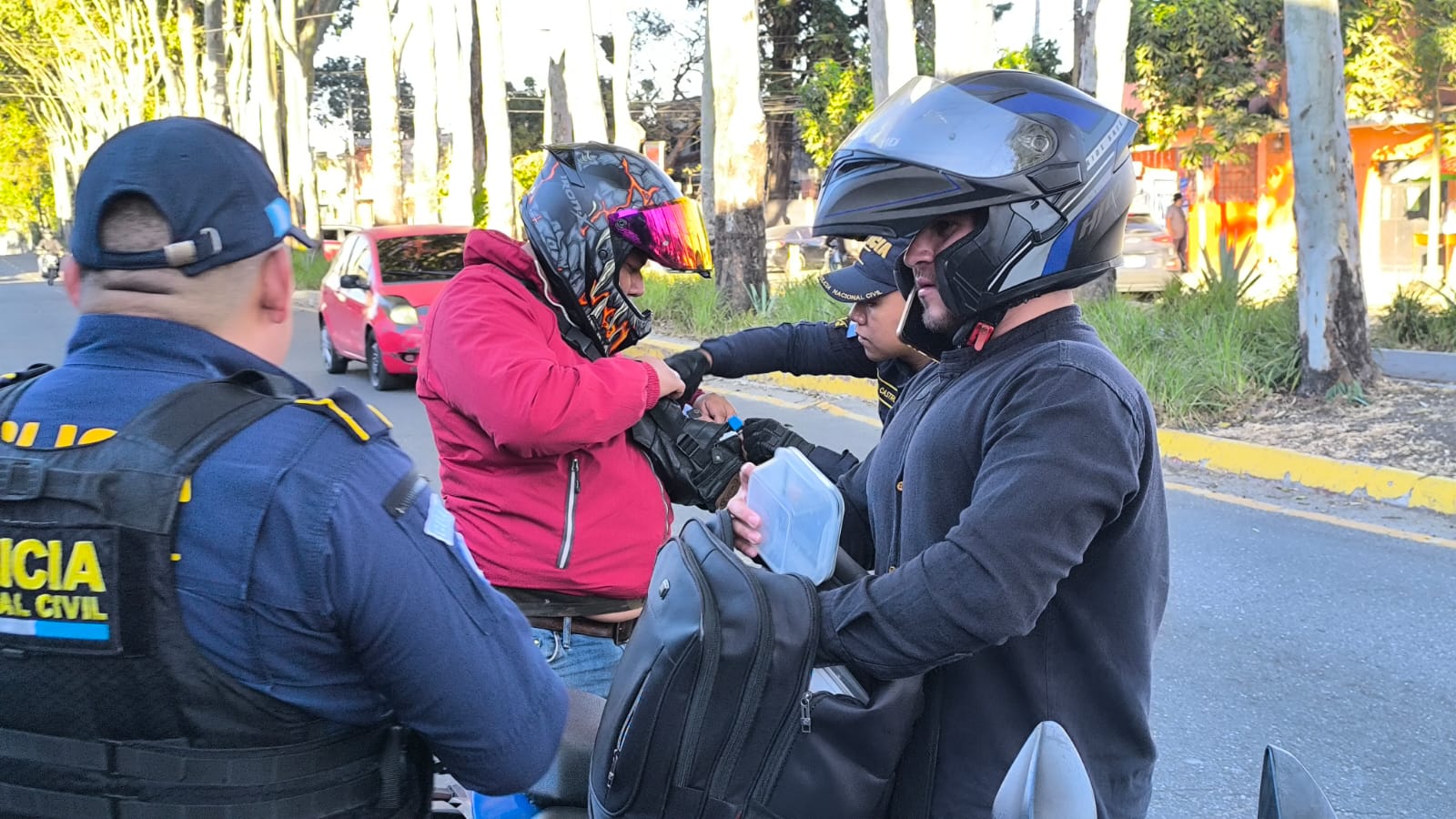 La PNC y el Ejército llevan a cabo inspecciones en distintos puntos de la ciudad de Guatemala y el resto del país.