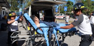 Hombre sufre quemadoras tras explosión en una fábrica de fuegos pirotécnicos ubicada en la Aldea Pamoca, jurisdicción del municipio de San Raymundo. Foto: CBV