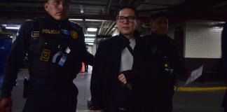 El Juez Arnulfo Carrera, pospuso de forma indefinida la audiencia contra Melvin Quijivix tras la resistencia de este de presentarse al juzgado. Foto La Hora: Daniel Ramírez