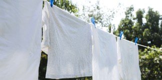 Las manchas en la ropa blanca se pueden eliminar al utilizar los métodos correctamente. Foto: Freepik.