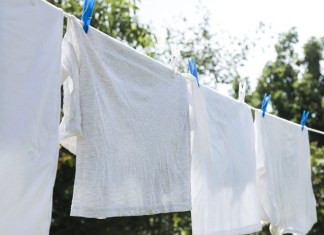 Las manchas en la ropa blanca se pueden eliminar al utilizar los métodos correctamente. Foto: Freepik.