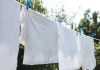 Las manchas en la ropa blanca se pueden eliminar al utilizar los métodos correctamente. Foto: Freepik.