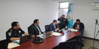 El viceministro de Transportes, Fernando Suriano, y el jefe de la Dirección General de Transportes, abordan las propuestas de sanciones por incumplir con la documentación para circular. Foto: La Hora
