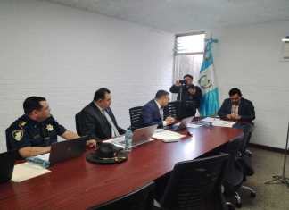 El viceministro de Transportes, Fernando Suriano, y el jefe de la Dirección General de Transportes, abordan las propuestas de sanciones por incumplir con la documentación para circular. Foto: La Hora