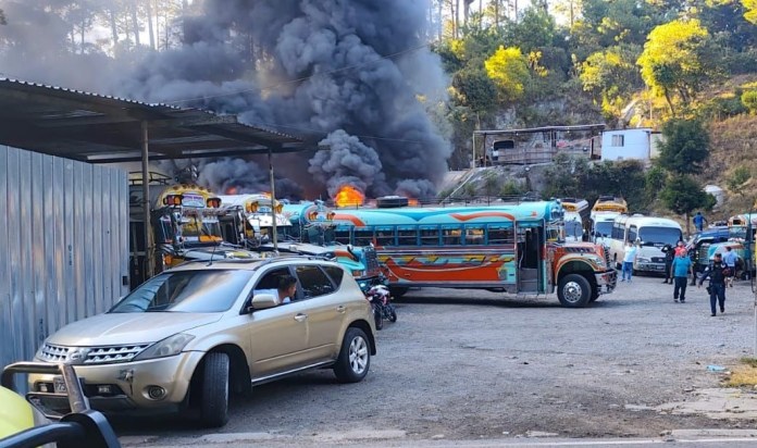 Bomberos Voluntarios trabajan para sofocar un incendio que habría afectado a varios buses, en un sector de Piedra Parada.