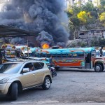 Bomberos Voluntarios trabajan para sofocar un incendio que habría afectado a varios buses, en un sector de Piedra Parada.