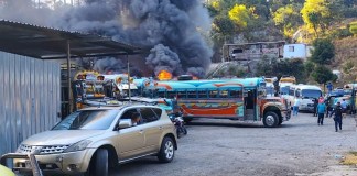 Bomberos Voluntarios trabajan para sofocar un incendio que habría afectado a varios buses, en un sector de Piedra Parada.