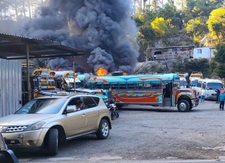 Bomberos Voluntarios trabajan para sofocar un incendio que habría afectado a varios buses, en un sector de Piedra Parada.