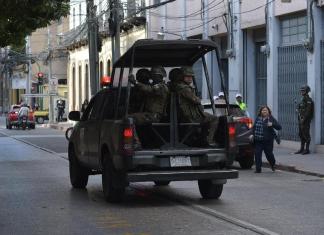 Soldados brindan seguridad en uno de los ingresos al Congreso de la República. Foto: La Hora / José Orozco